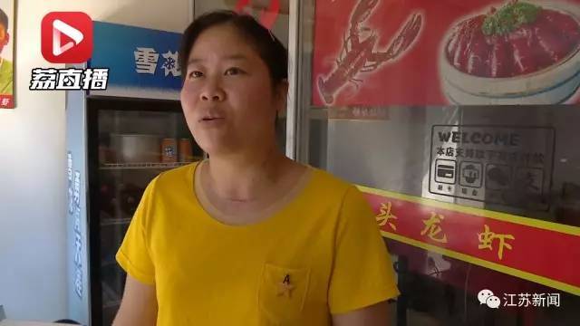 隔壁一龙虾店的老板开女士告诉记者，中午12点半左右，她看到一男一女走进黄焖鸡米饭店内吃饭。“就是被捅男子带着别人老婆来准备吃饭，老公追过来了。”
开女士介绍，捅人男子追过来时还带了刀，很可能就是有备而来。“先在外面打的，打了又跑进去打。”