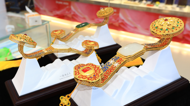 北京冬奥会特许商品“冬奥冰雪花丝如意”发布,尽展“非遗”魅力! 北京冬奥会特许商品“冬奥冰雪花丝如意”发布,尽展“非遗”魅力!