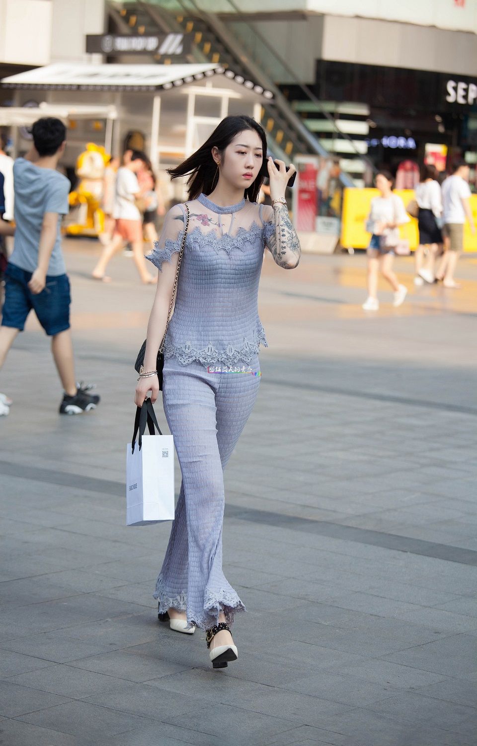 《街拍美术馆》偶遇时尚仙女姐姐,有点像刘亦