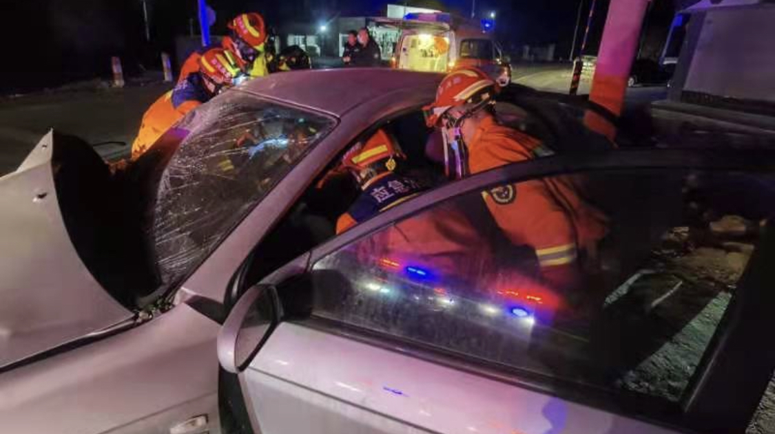 男子车祸被困 消防紧急救援 男子车祸被困 消防紧急救援