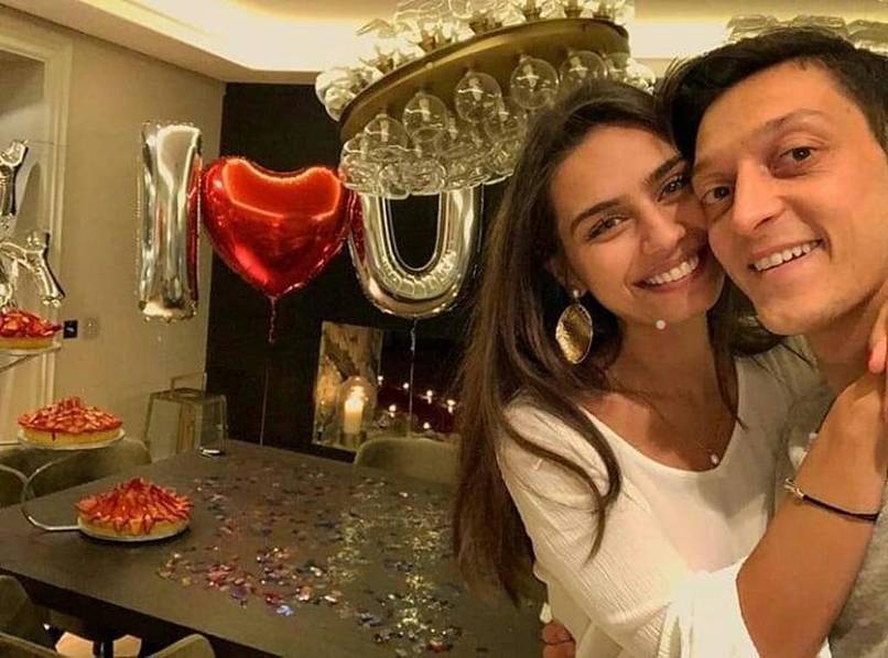 2018年5月3日，厄齐尔在社交网络上晒出与女友土耳其小姐阿米娜-古瑟的合照