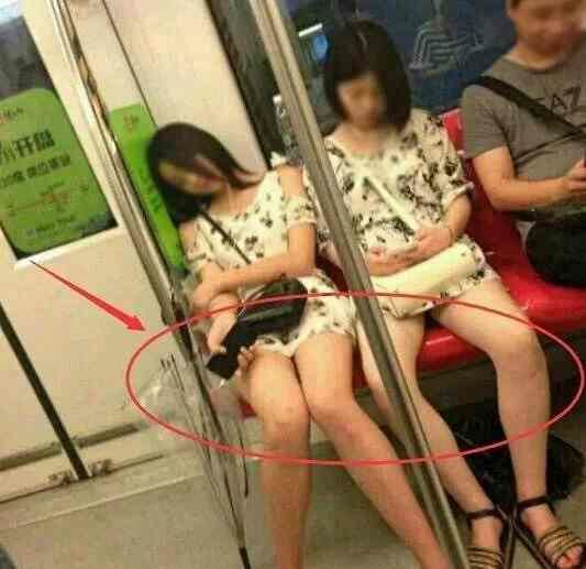 双胞胎姐妹，一看就知道谁还是单身