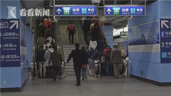 男子坐地铁看到女子身材好 竟上前猥亵蹭湿裤子