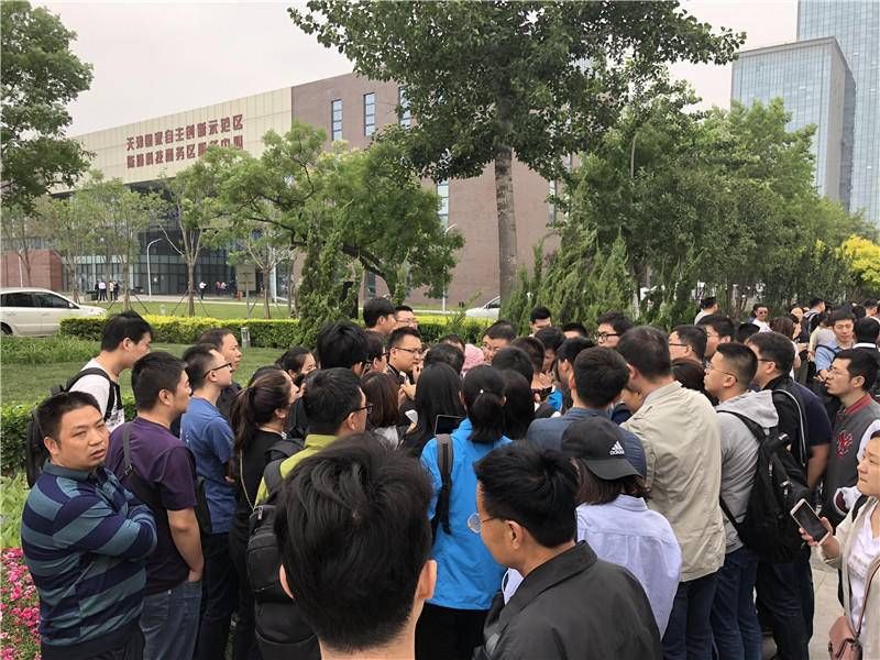 天津落户疯狂12小时:通宵排队10小时,工作人员