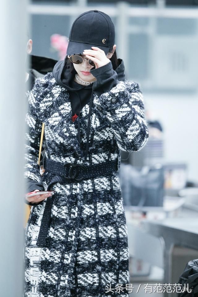 宋茜大冬天光腿穿大衣,还直接穿袜子走路?网友