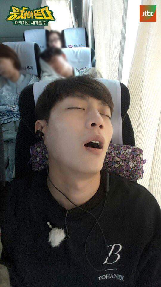 light][分享]170620 俊亨斗俊睡颜偷拍照公开 原来帅哥都是这样睡觉的