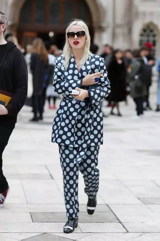 这就是前卫时尚!来看看欧美街上的睡衣女王范 这就是前卫时尚!来看看欧美街上的睡衣女王范