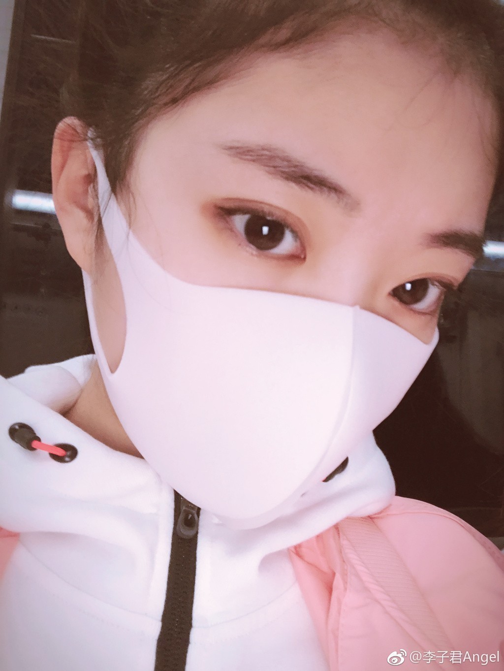 花滑女神李子君晒出一组雾霾天游北京的照片,虽然戴着口罩,但掩盖不住