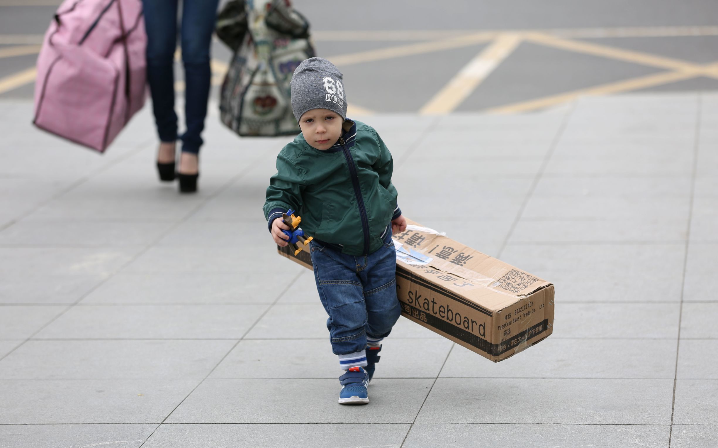 俄罗斯4岁男童独自拎6斤行李回国,拒绝帮助,中国父母都应学习