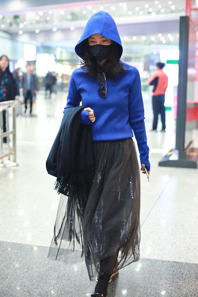 李冰冰现身机场,身穿蓝色连帽衬衫配黑色纱裙