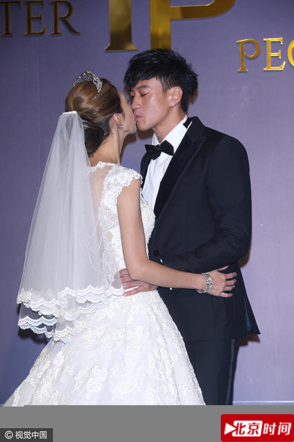 两人只是亲亲一吻，优雅浪漫。