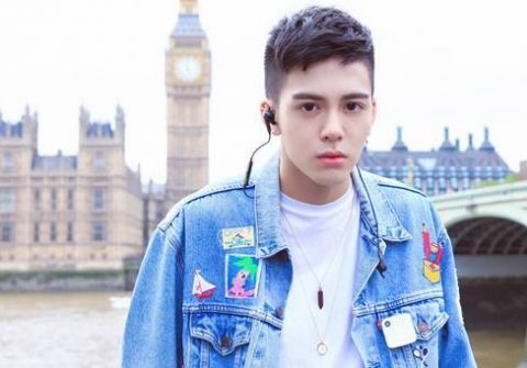 第二名:曾希舜和毛晓彤演对手戏,让全场都很尴尬,希望可以慢慢磨练一