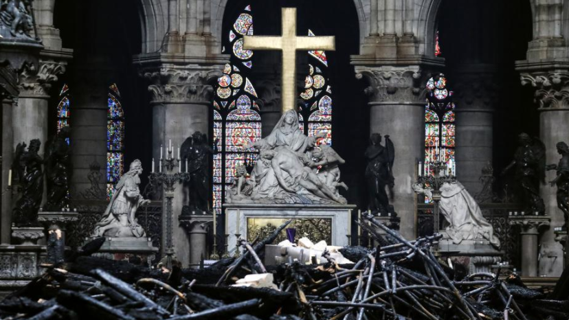 巴黎圣母院火灾后画面曝光 屋顶洞开遍地焦炭 巴黎圣母院火灾后画面曝光 屋顶洞开遍地焦炭