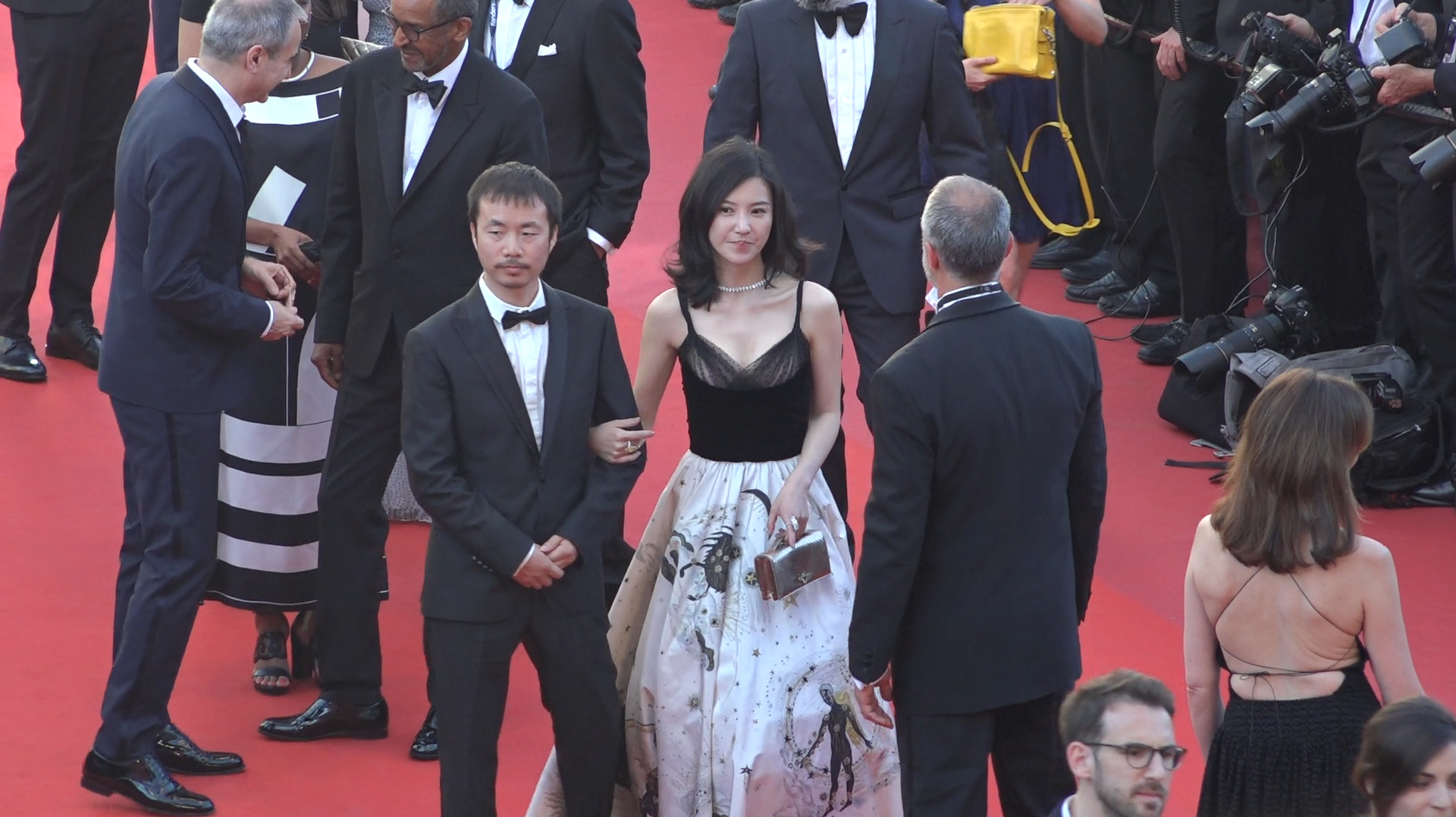 杨子姗：身着复古裙挽手导演亮相红毯