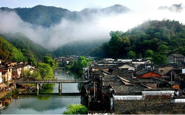 景德鎮位於中國華東地區旅遊熱線--廬山,黃山,龍虎山,九華山,三清山