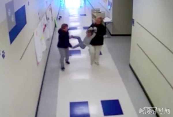 美自闭症男孩遭教师拖行 法院竟判定不属虐待