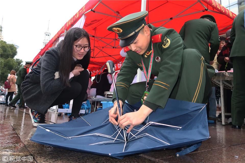 南京路学雷锋活动好热闹 志愿者各展其能为市