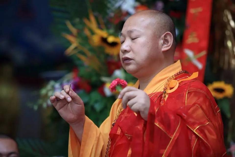 静波法师:1988年9月考入中国佛学院读书;1992年7月毕业后读硕士研究生