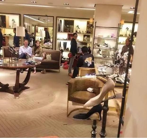 章泽天穿紧身牛仔裤现身,可大家都说她和刘强