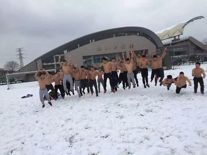 杭州这群小伙光膀子在雪地里摔跤 视频爆红 网络热点 第4张