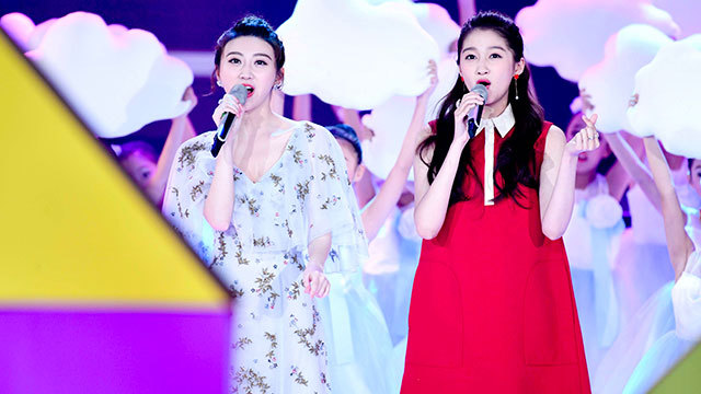 景甜关晓彤同框 一个温柔一个俏皮超养眼 景甜关晓彤同框 一个温柔一个俏皮超养眼