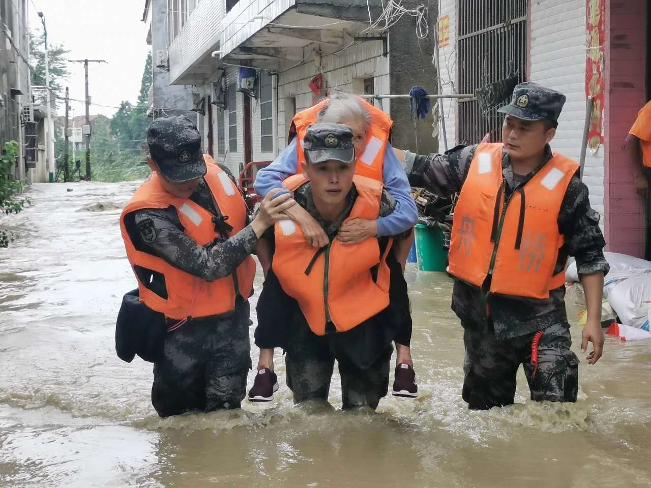 中部战区舟桥旅黄冈图片