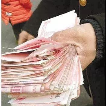 19万元现金散落街头,结果让人震惊… 19万元现金散落街头,结果让人震惊…