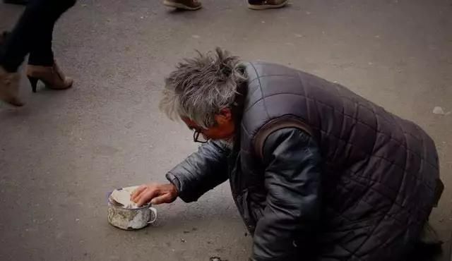 乞丐破烂鞋子搞笑图片图片