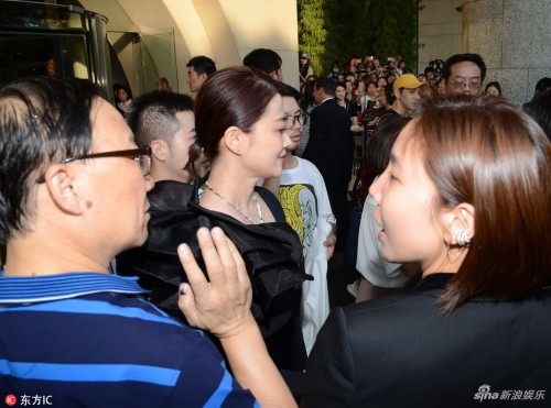 组图:梅婷获众人伺候坐中巴不搞特殊化 穿深V黑裙好性感
