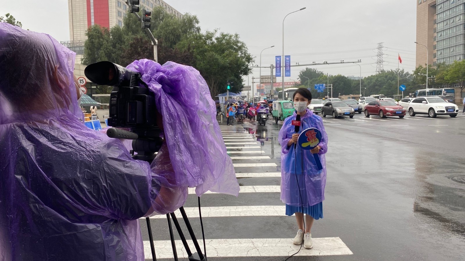 融媒体报道:BRTV新闻主播值守斑马线 倡导文明出行 融媒体报道:BRTV新闻主播值守斑马线 倡导文明出行