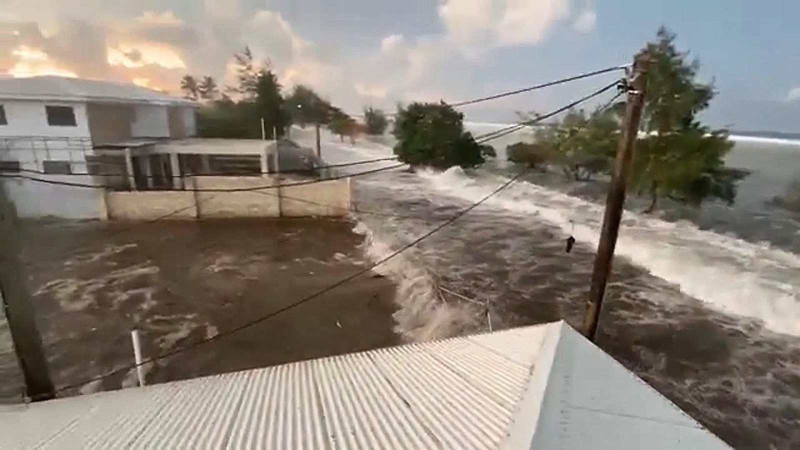 汤加海底火山再次喷发 引发海啸或波及多国 汤加海底火山再次喷发 引发海啸或波及多国