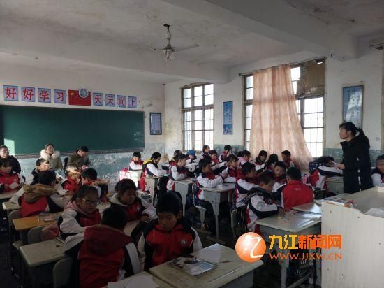 庐山市教体局一行到华林镇中心小学督查教学工