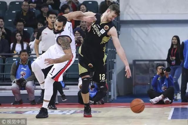 一场CBA比赛在没有加时赛的情况下,足足打了