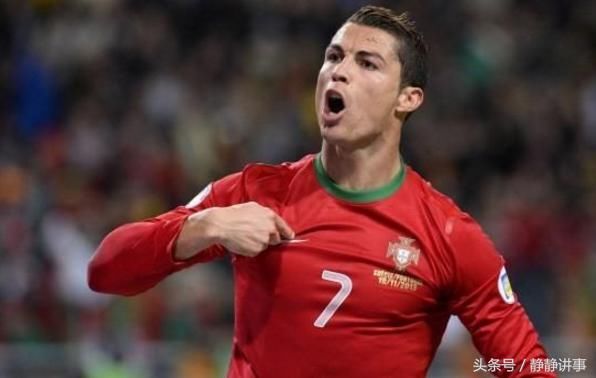C罗进尤文见面礼夸德拉多让7号给C罗,手举7号
