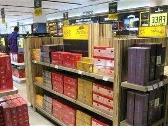 中游客去日本排队采购中国烟酒,马桶盖已被抛