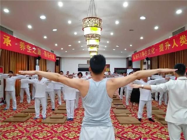 街上看到那么多人戴文玩手串?盘玩新手入门基