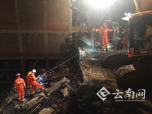云南盐津一排民房垮塌 被困人员数量暂不清楚