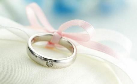 订婚戒指一般多少钱合适 订婚戒指要买一对吗