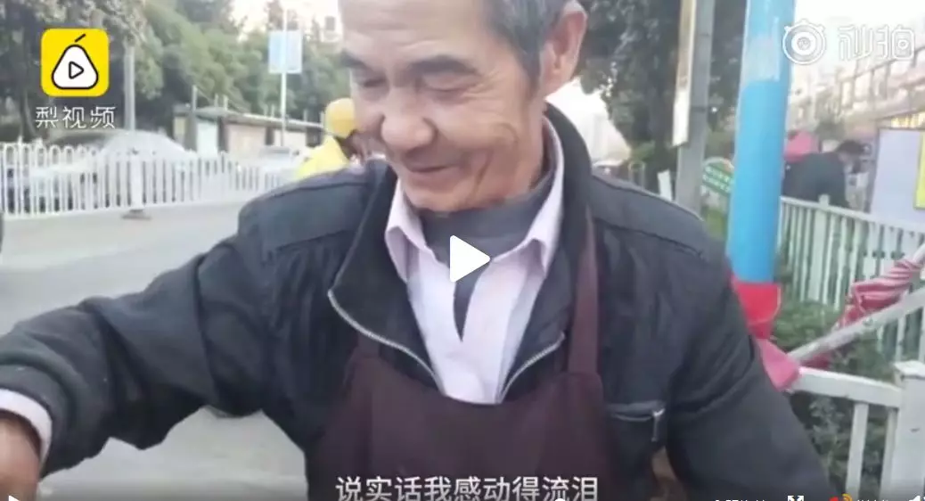 老人大学门口卖小吃月亏2000元 有人扫码仅付1分钱