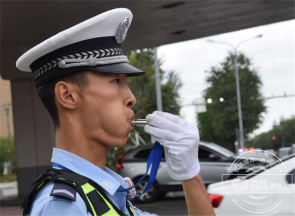 长春90后协警站标准军姿指挥交通走红网络