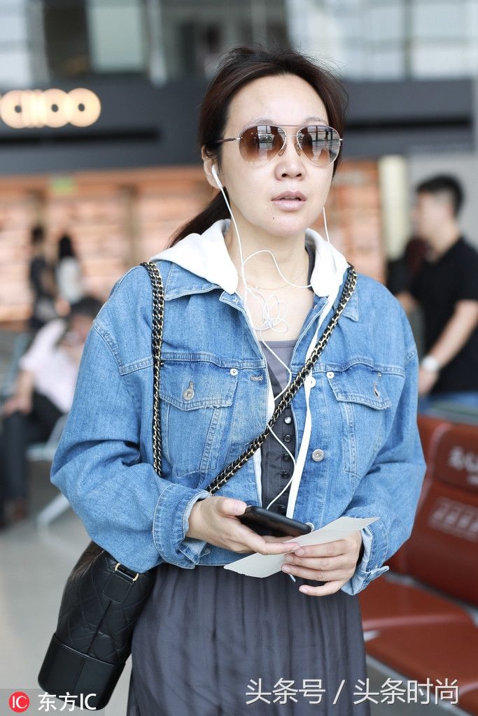 闫妮瘦身成功机场街拍自带腔调 无奈让发际线