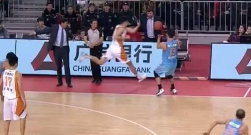 nba裁判手势_nba裁判收入(2)