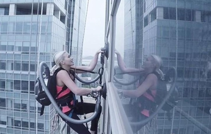 组图-美女蜘蛛侠！悬崖高楼她都能攀爬