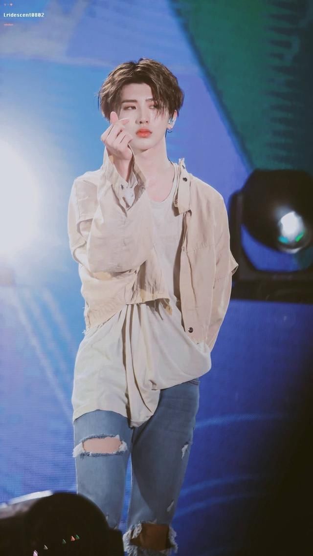 蔡徐坤不露腹肌竟然是因为肚子上有这个东西!