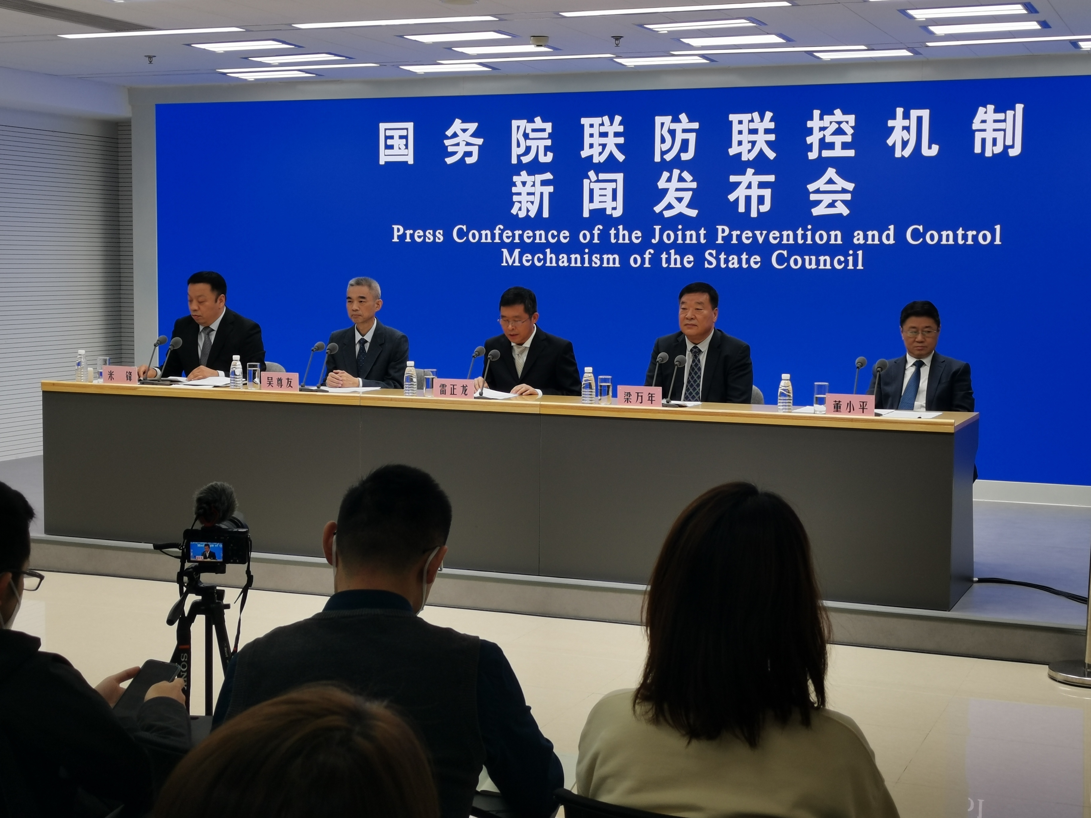 我国疫情防控形势依然严峻复杂 我国疫情防控形势依然严峻复杂