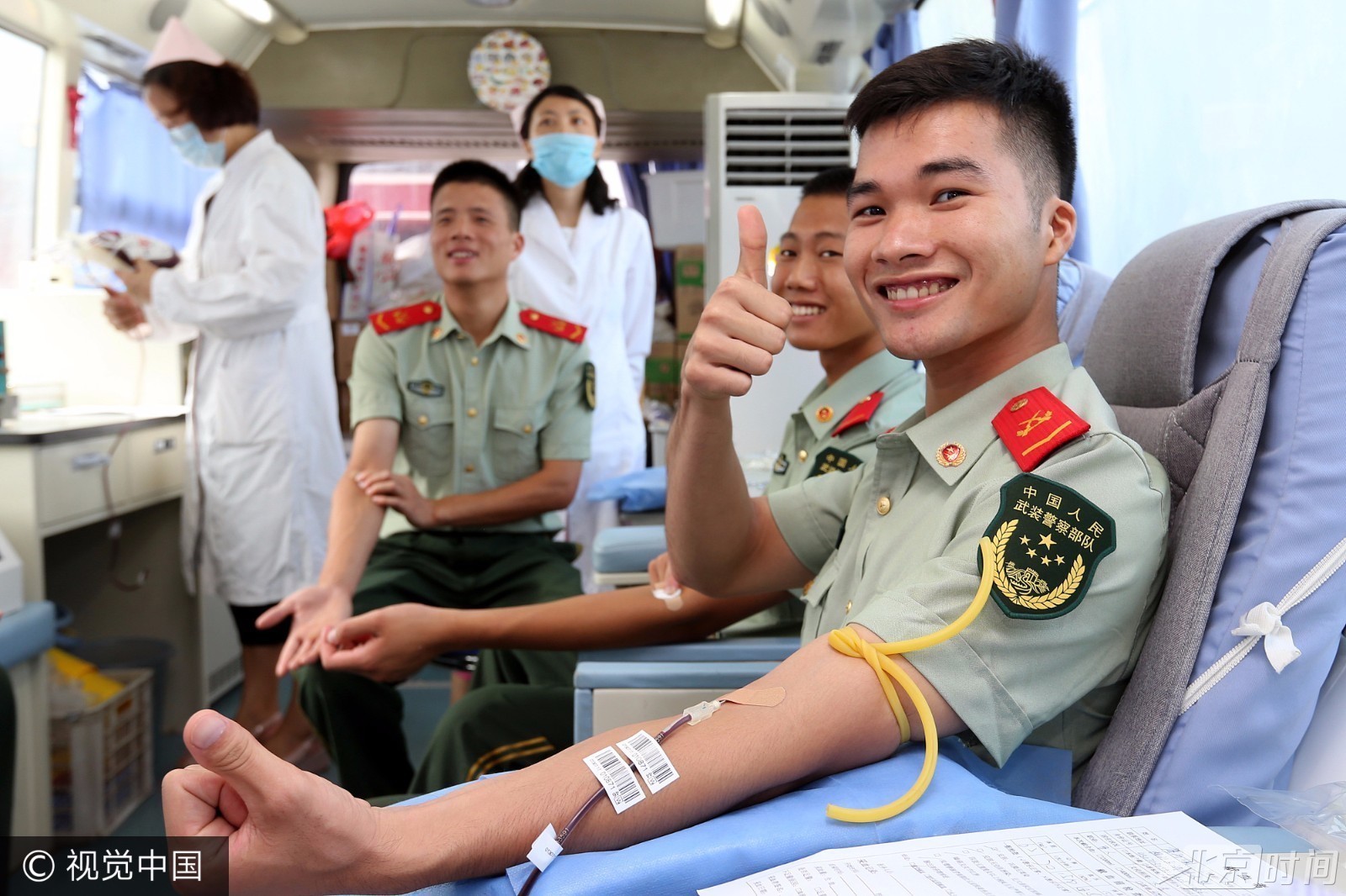 消防官兵齐上阵 集体献血迎"八一"