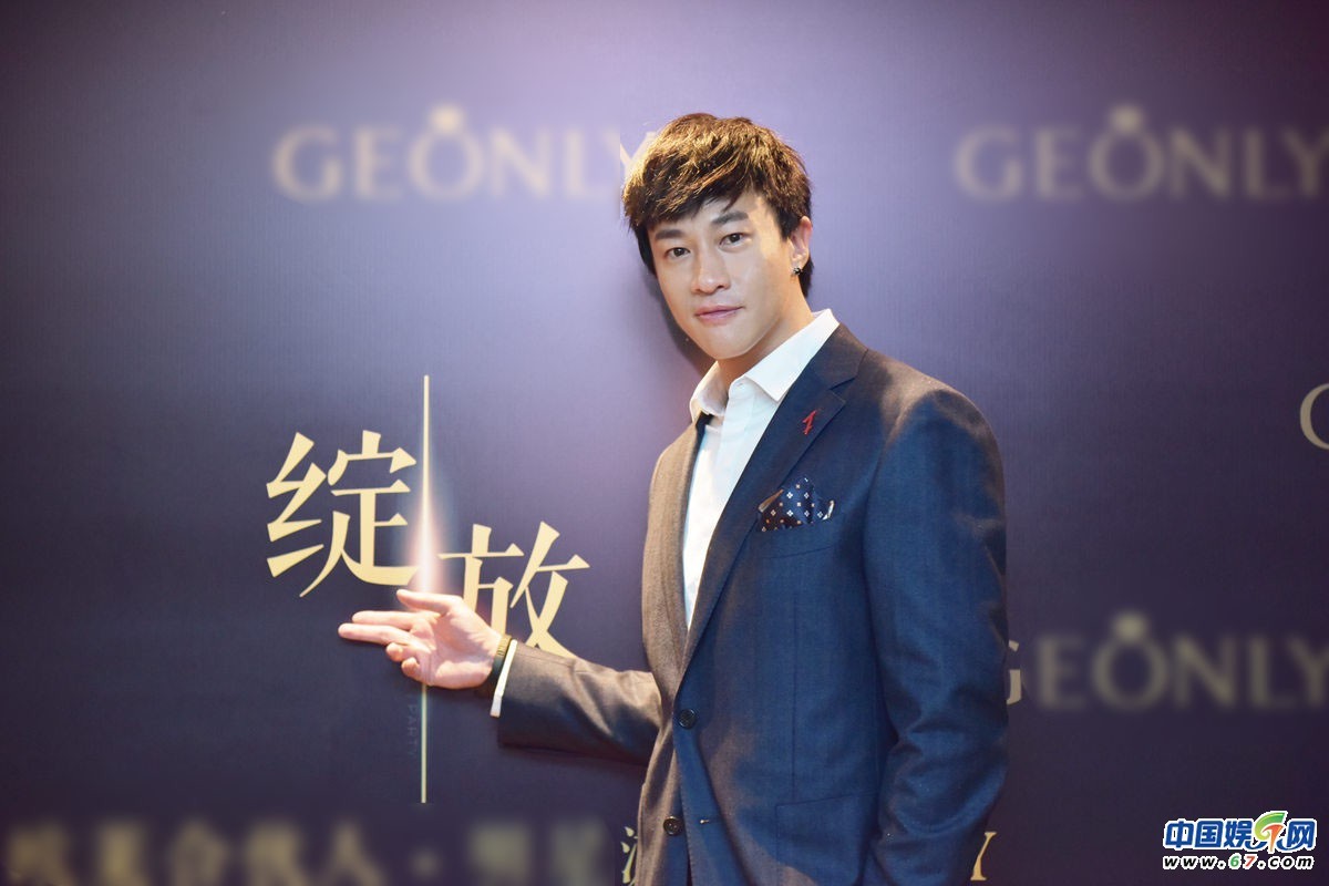 何润东戴了个假发就来了...西装笔挺大长腿抢镜! 何润东戴了个假发就来了...西装笔挺大长腿抢镜!