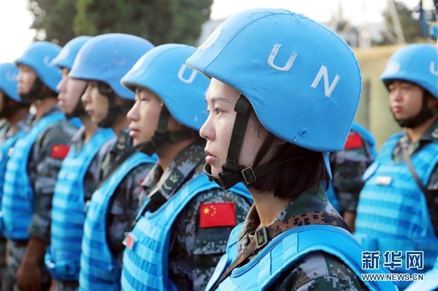 　6月13日，在黎巴嫩南部的中国维和部队营地，女扫雷手张华杰站在扫雷队伍里。