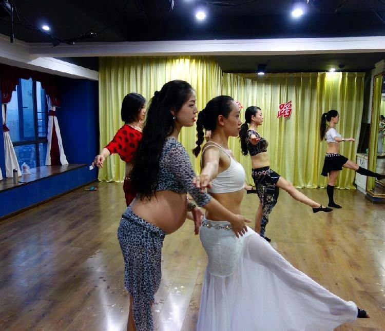 重庆一位准妈妈怀孕8个月跳肚皮舞:不跳会抑郁(9)