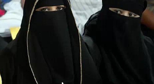 在迪拜，女性的地位并不高，而且被要求出门必须用黑袍把自己严严实实的包裹起来，最标准的穿着打扮便是从头到脚只露出一双眼睛。图为迪拜女性的穿着方式。